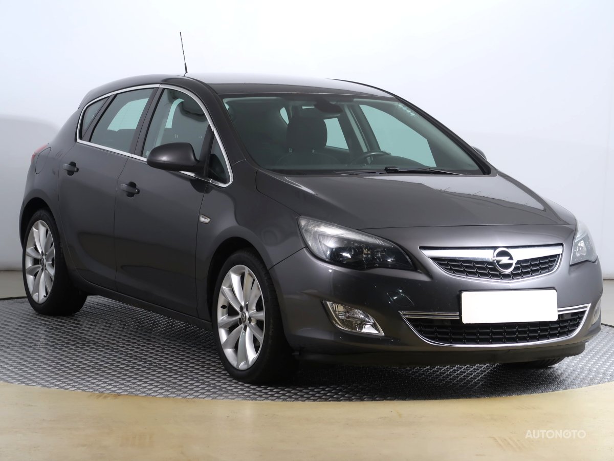 Opel Astra, 2010 - celkový pohled
