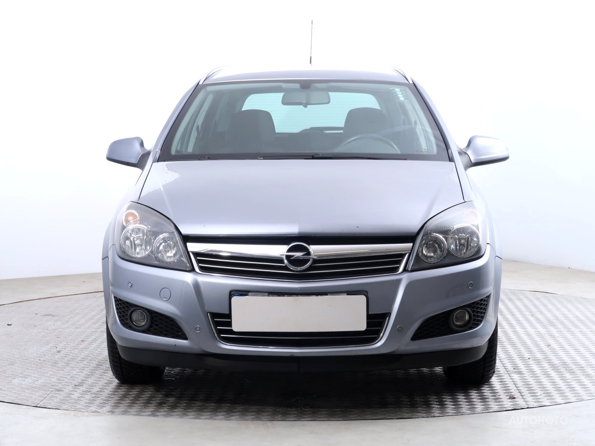 Opel Astra, 2011 - pohled č. 2