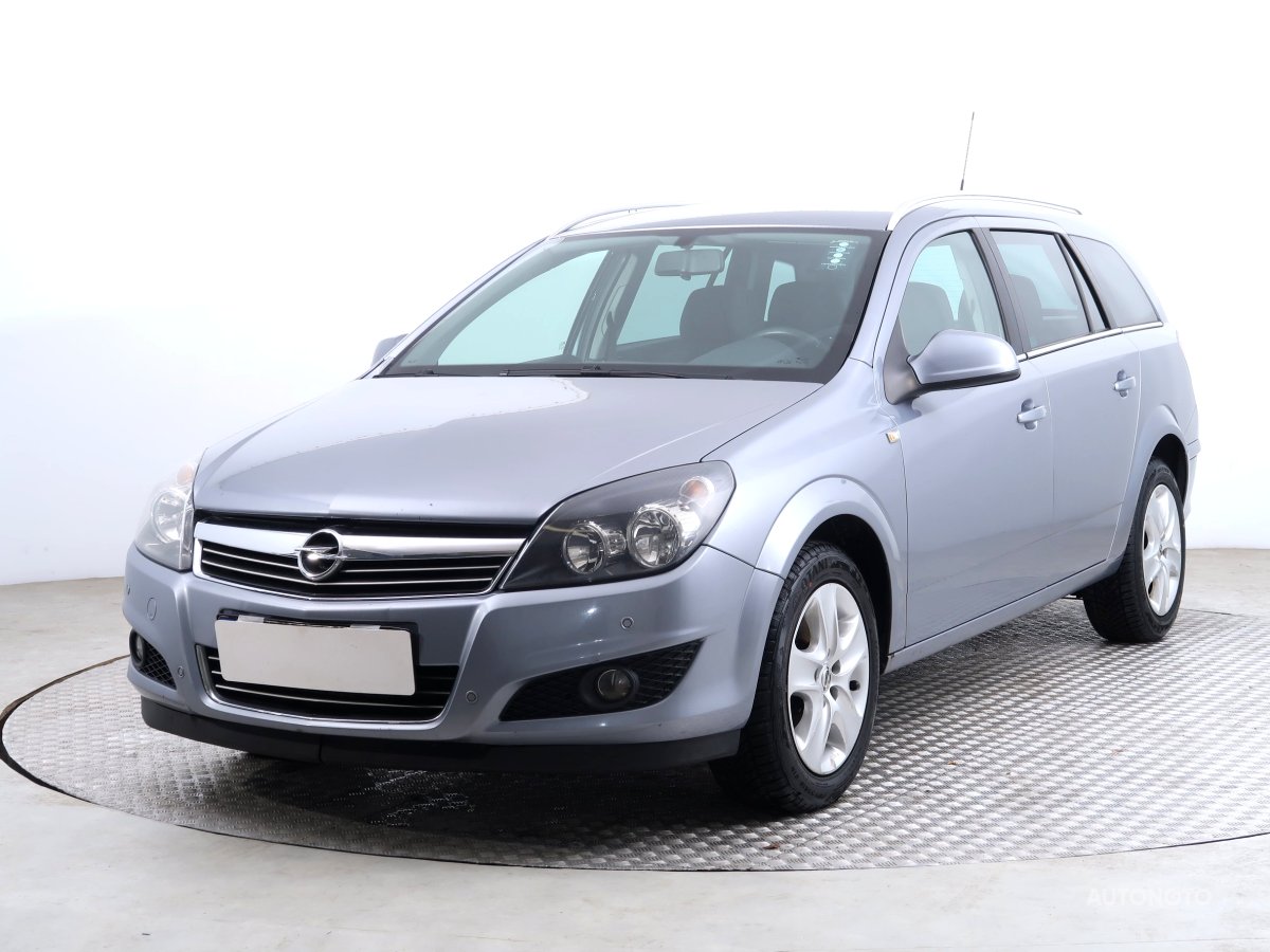 Opel Astra, 2011 - pohled č. 3