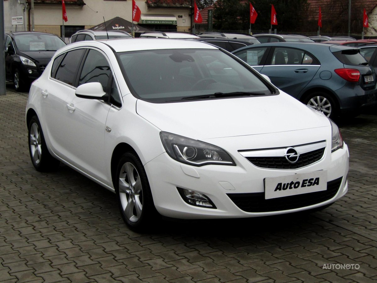 Opel Astra, 2011 - celkový pohled