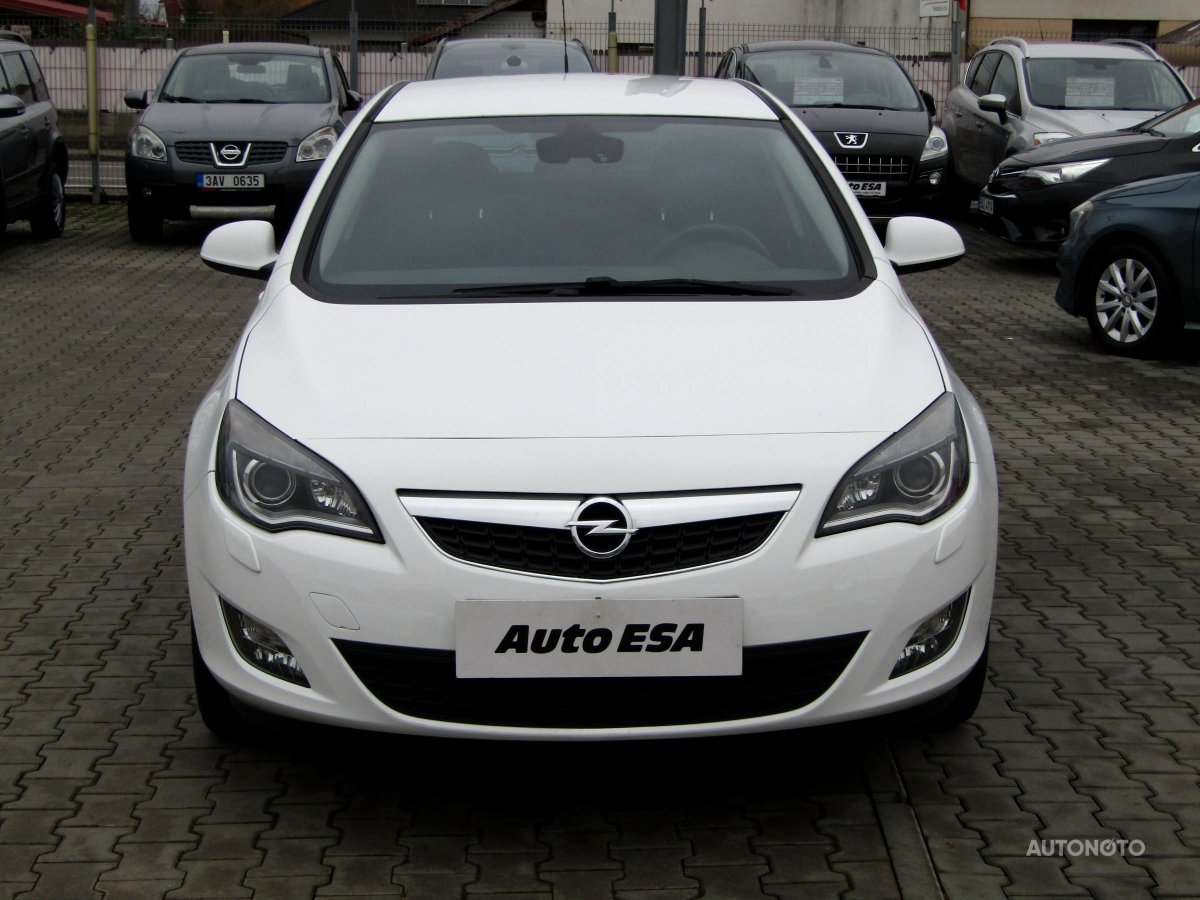 Opel Astra, 2011 - pohled č. 2