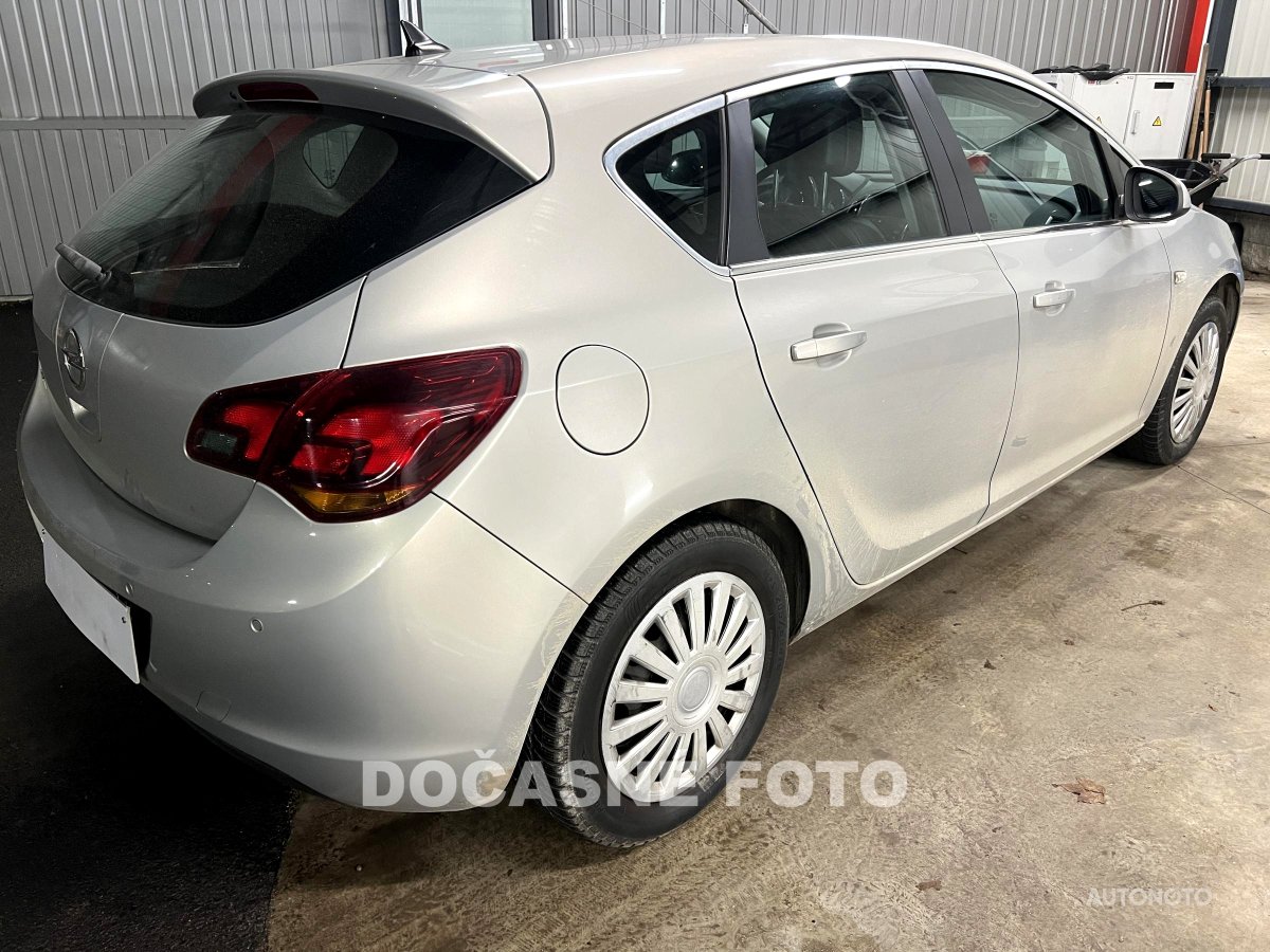 Opel Astra, 2010 - pohled č. 2