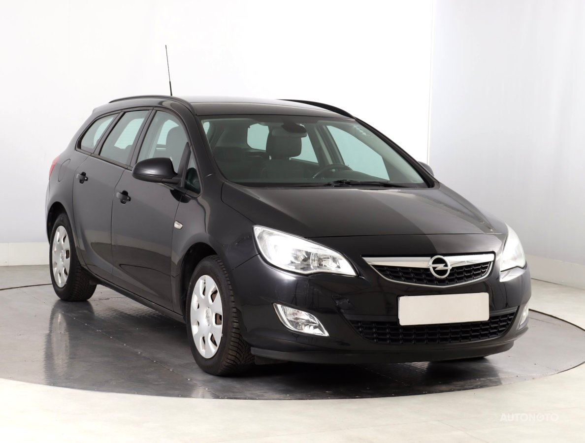 Opel Astra, 2011 - celkový pohled