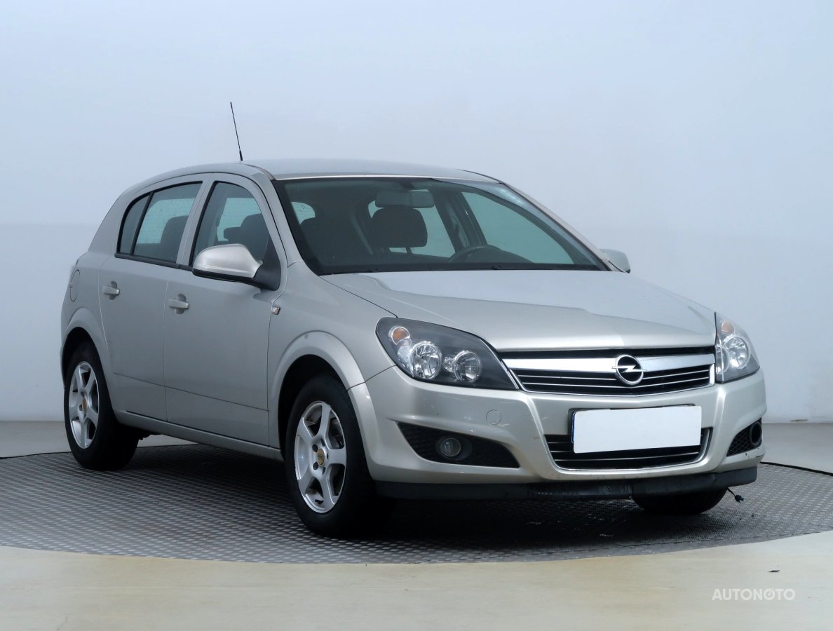 Opel Astra, 2011 - celkový pohled