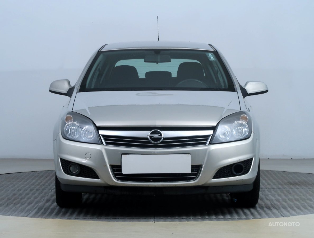 Opel Astra, 2011 - pohled č. 2