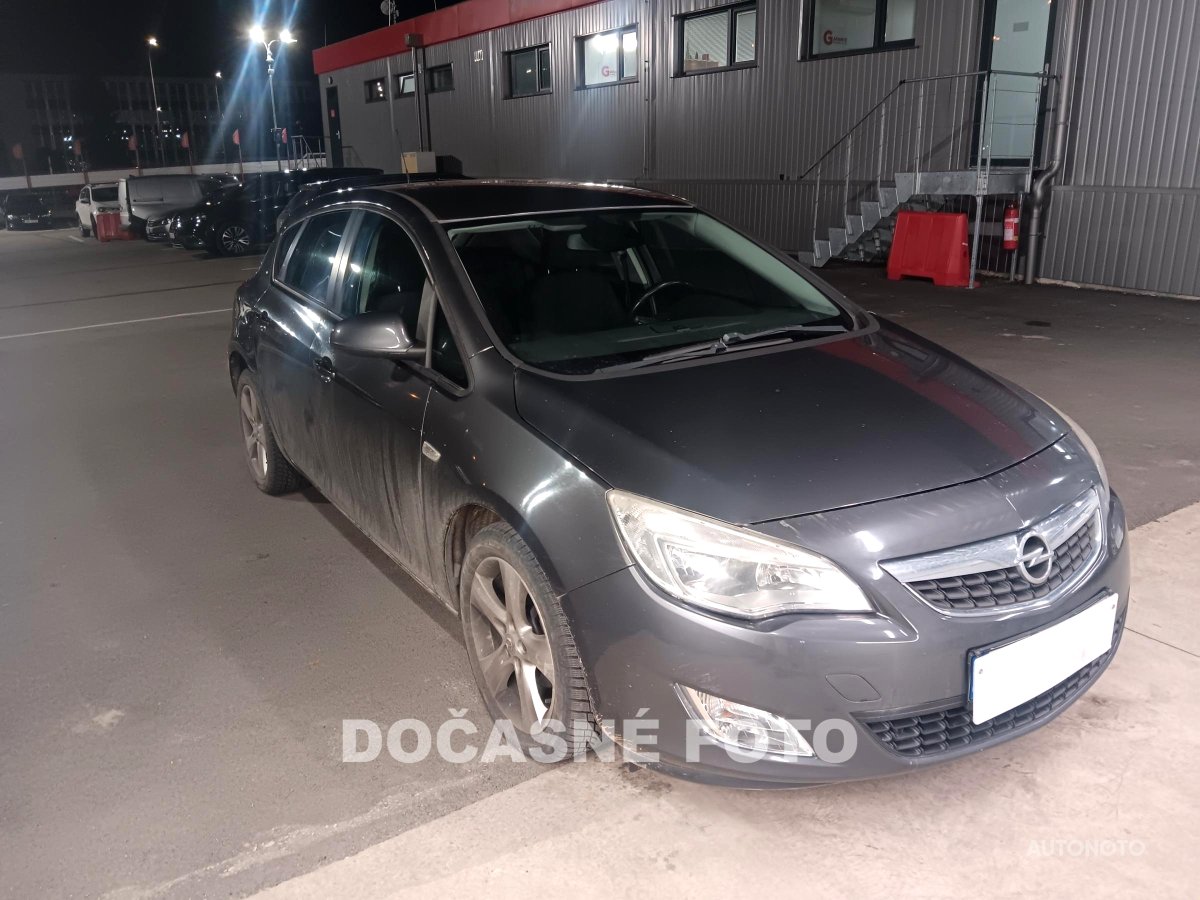 Opel Astra, 2010 - celkový pohled