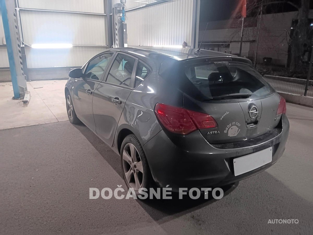 Opel Astra, 2010 - pohled č. 2