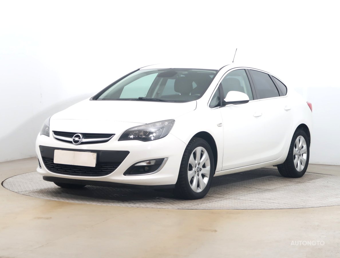 Opel Astra, 2012 - pohled č. 3