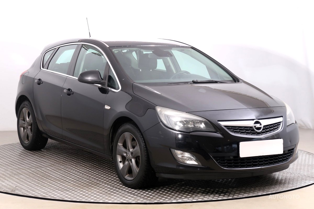 Opel Astra, 2010 - celkový pohled