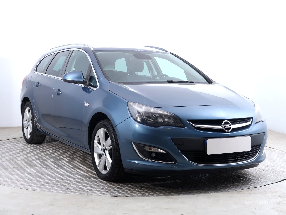 Opel Astra, 2013 - celkový pohled