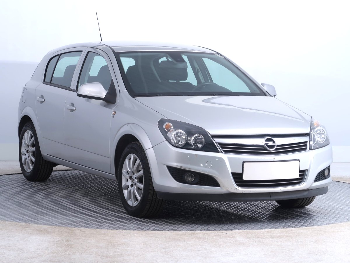 Opel Astra, 2012 - celkový pohled