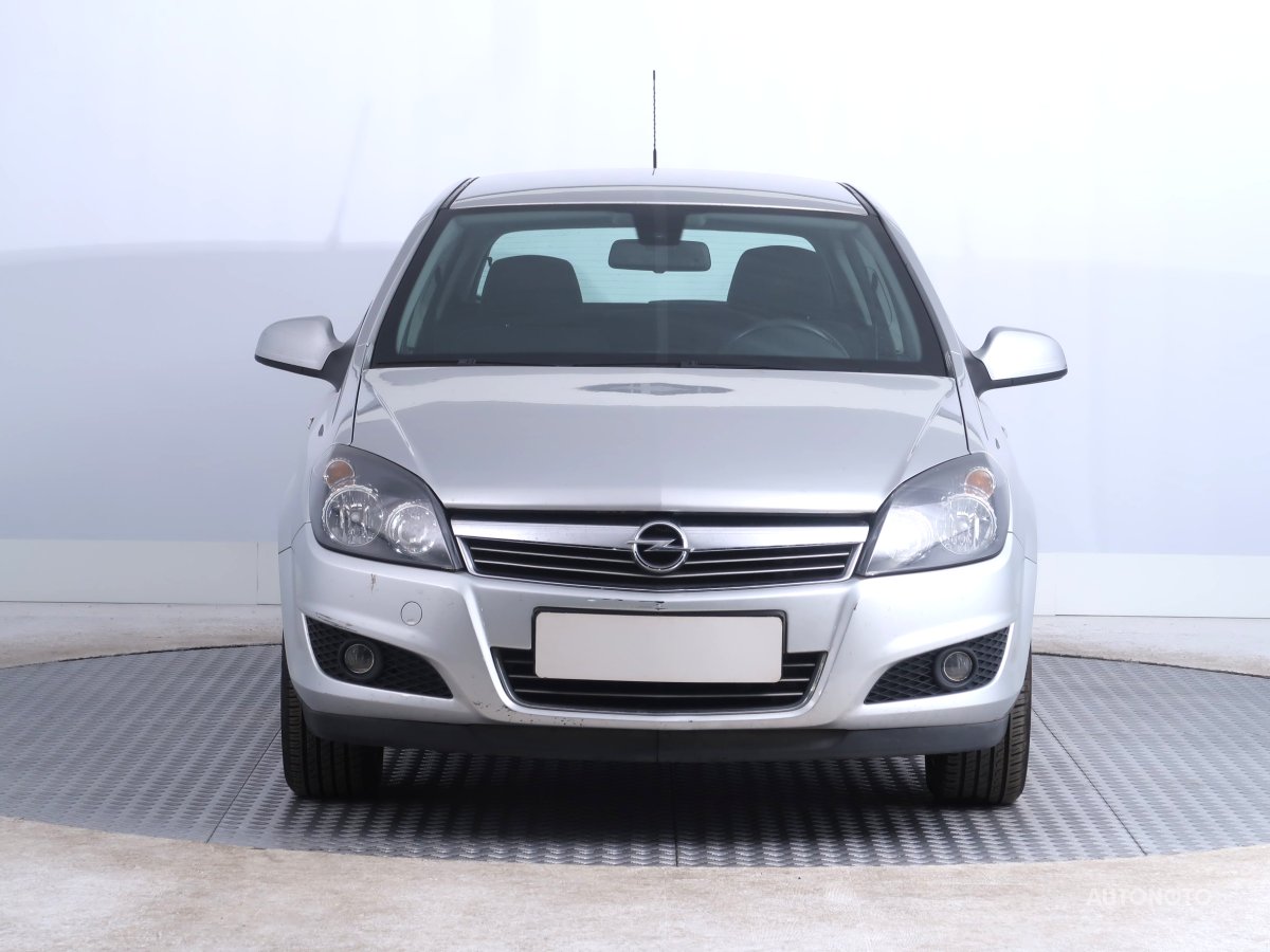 Opel Astra, 2012 - pohled č. 2