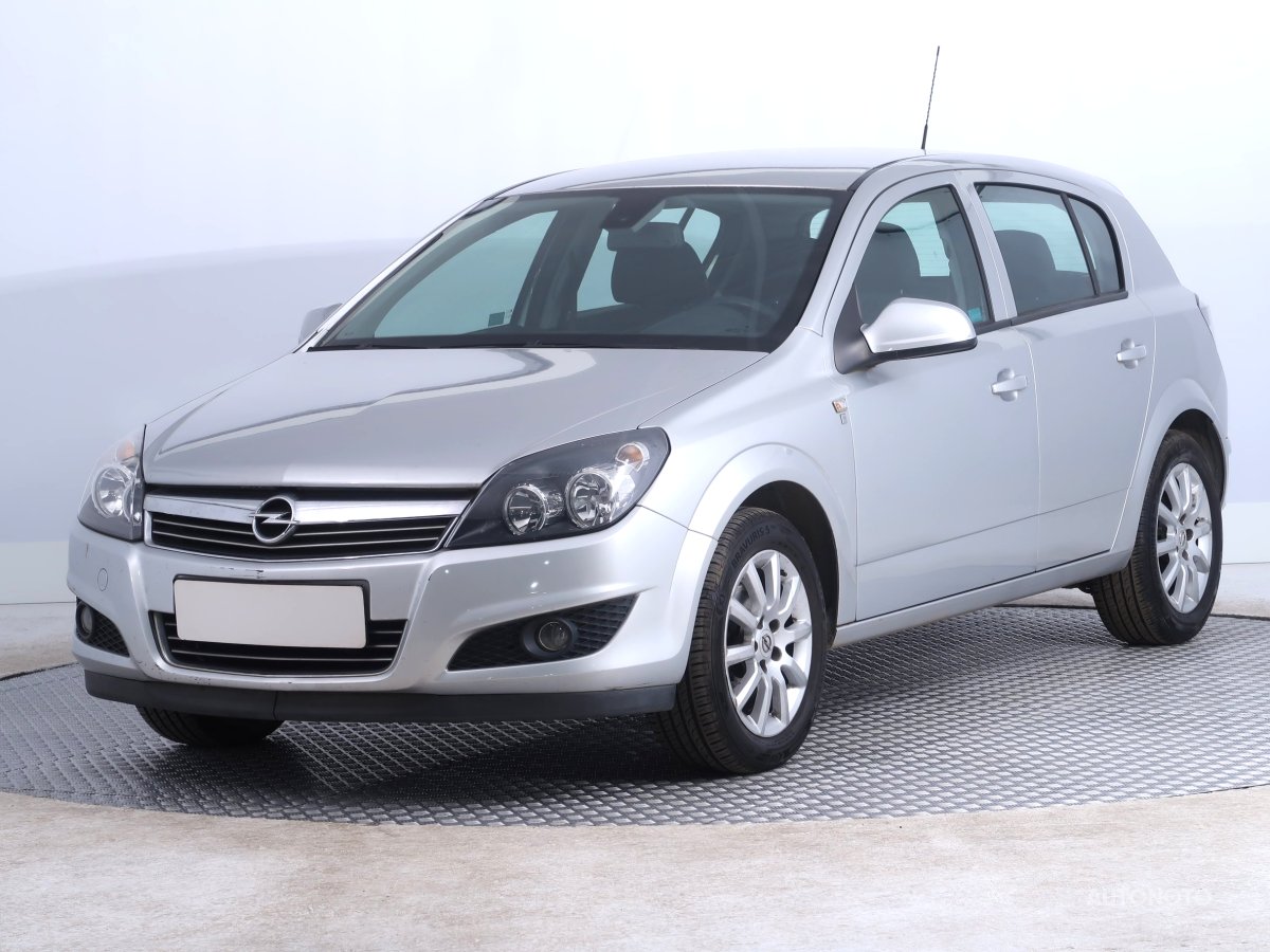 Opel Astra, 2012 - pohled č. 3