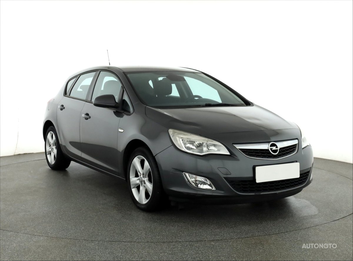 Opel Astra, 2010 - celkový pohled