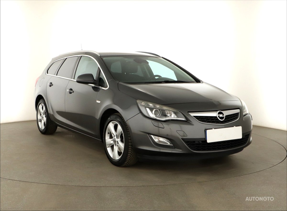 Opel Astra, 2011 - celkový pohled