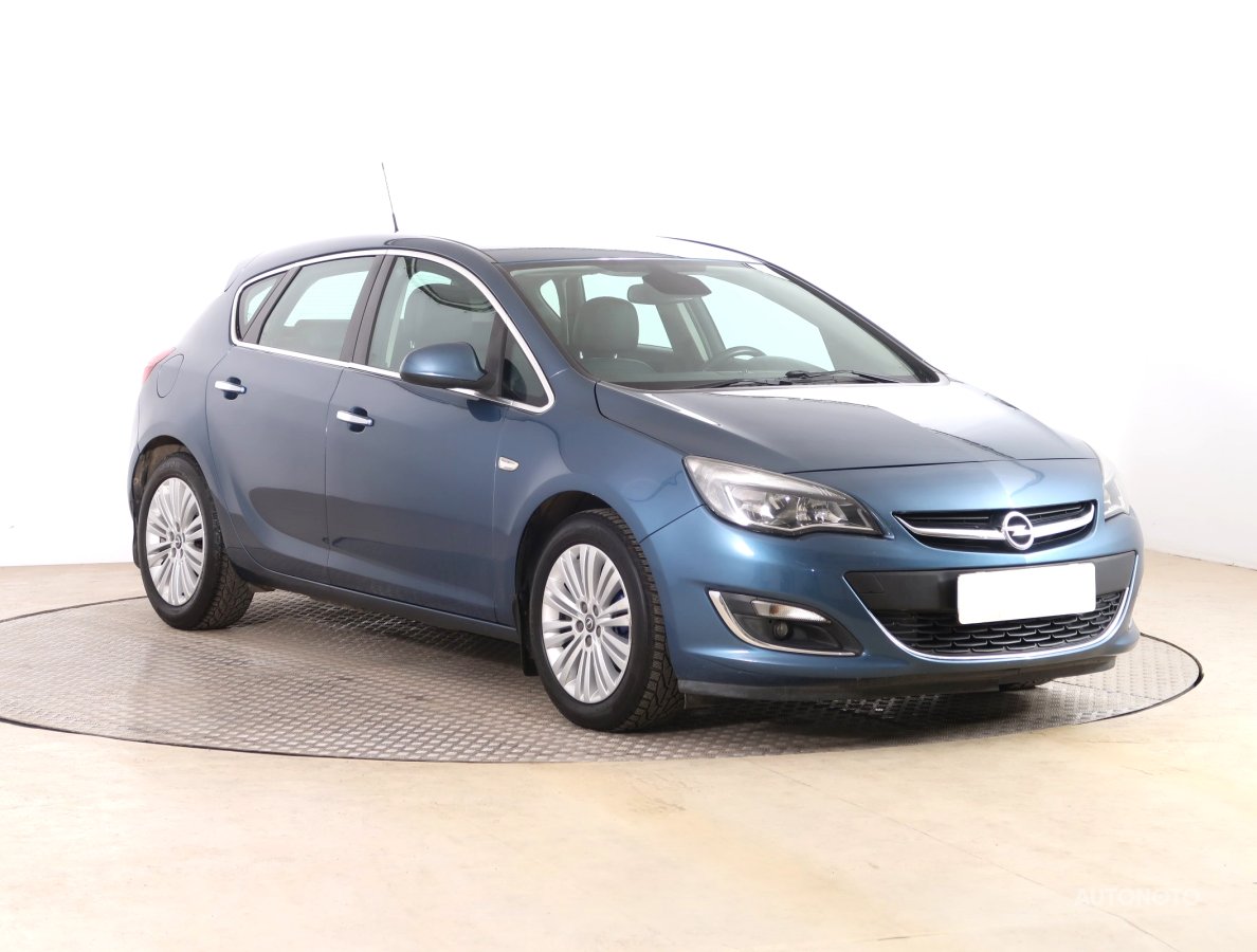Opel Astra, 2013 - celkový pohled