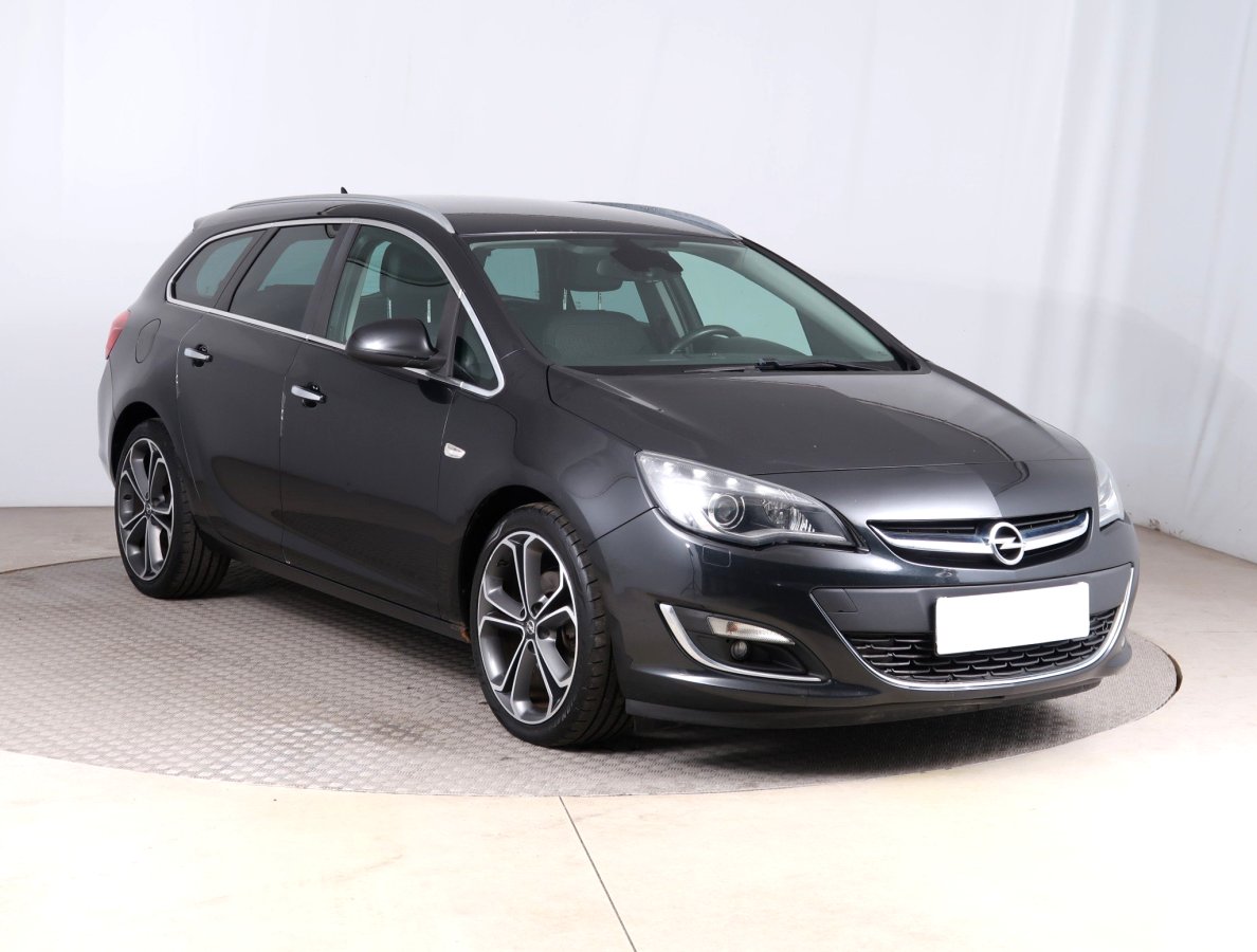 Opel Astra, 2013 - celkový pohled