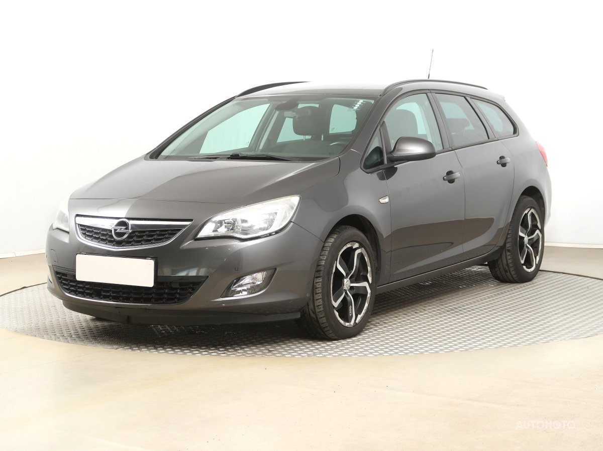 Opel Astra, 2011 - pohled č. 3