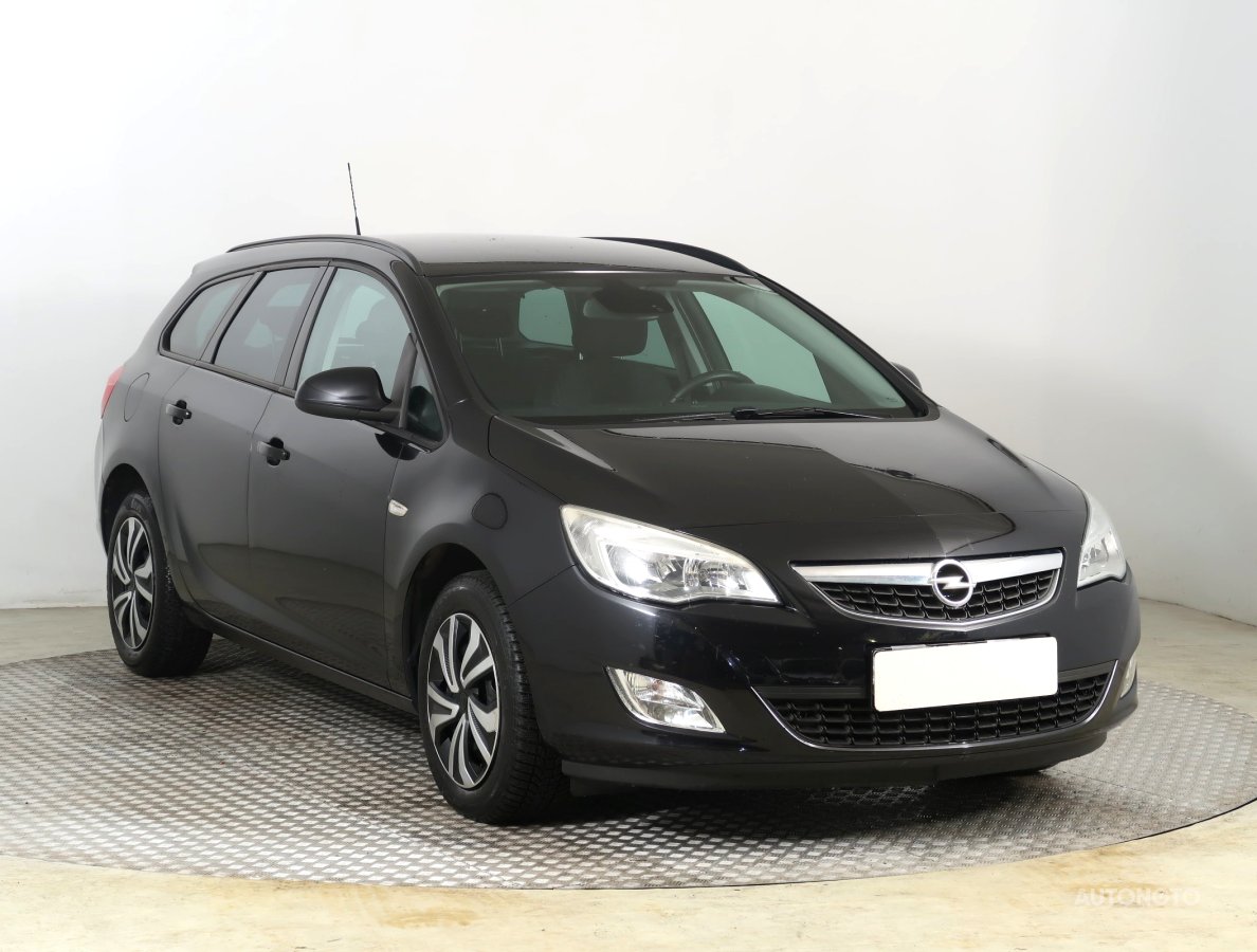 Opel Astra, 2011 - celkový pohled