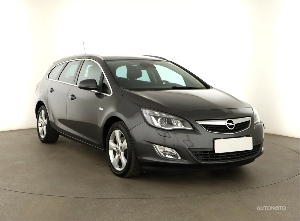 Opel Astra, 2012 - celkový pohled
