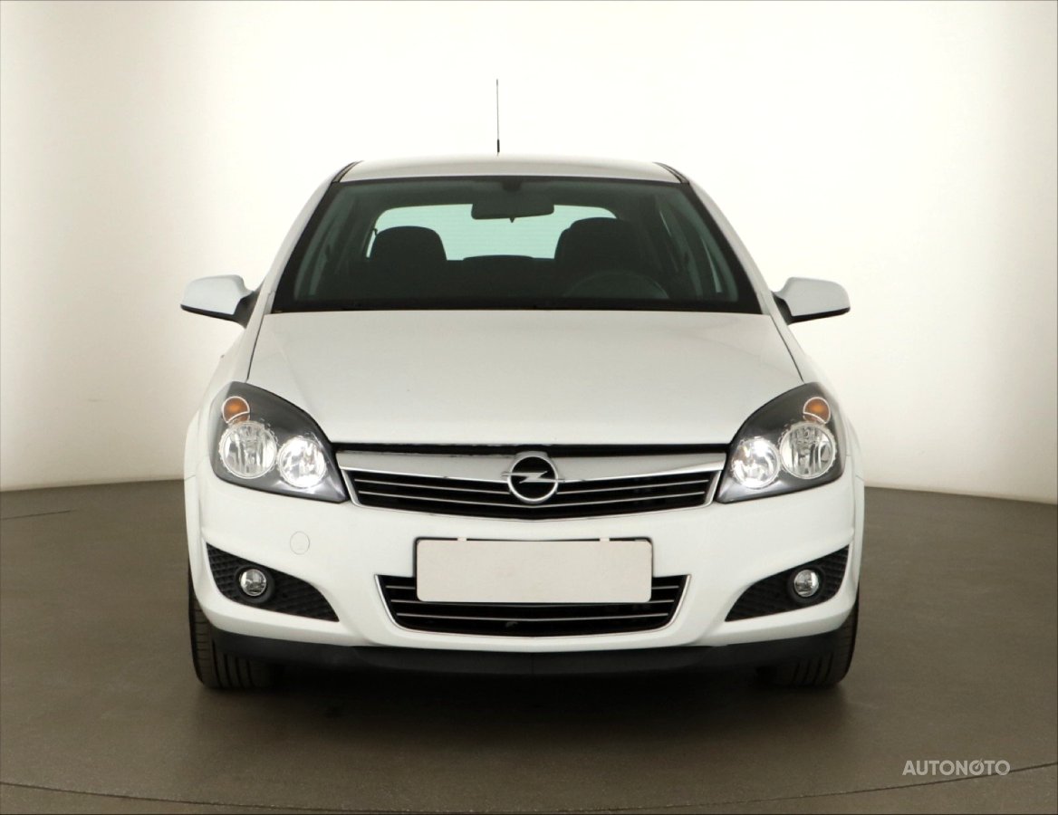 Opel Astra, 2011 - pohled č. 2