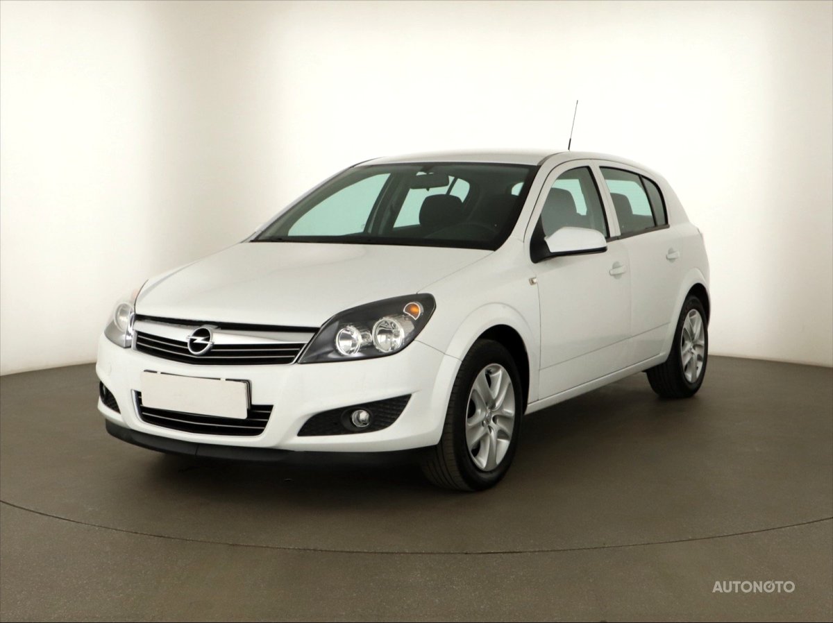 Opel Astra, 2011 - pohled č. 3