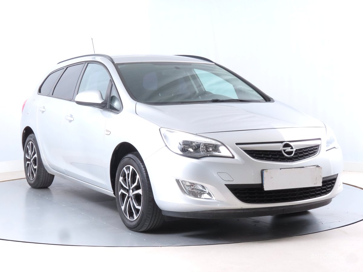 Opel Astra, 2012 - celkový pohled