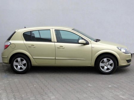 Opel Astra, 2004 - pohled č. 4