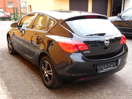 Opel Astra, 2010 - pohled č. 4