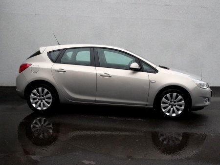 Opel Astra, 2010 - pohled č. 4