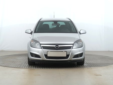 Opel Astra, 2010 - pohled č. 2