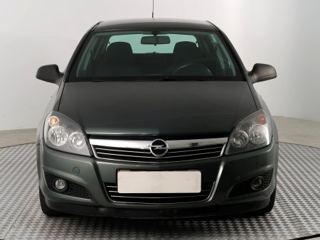 Opel Astra, 2010 - pohled č. 2