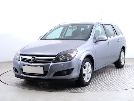 Opel Astra, 2011 - pohled č. 3