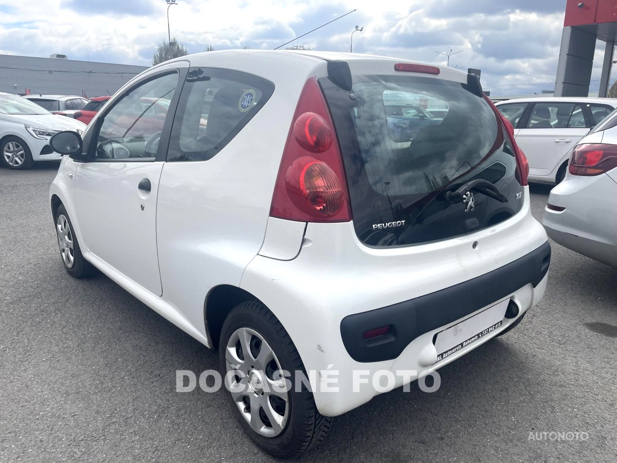 Peugeot 107, 2009 - pohled č. 2