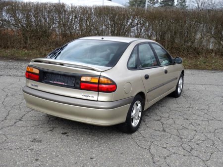 Renault Laguna, 1999 - pohled č. 3