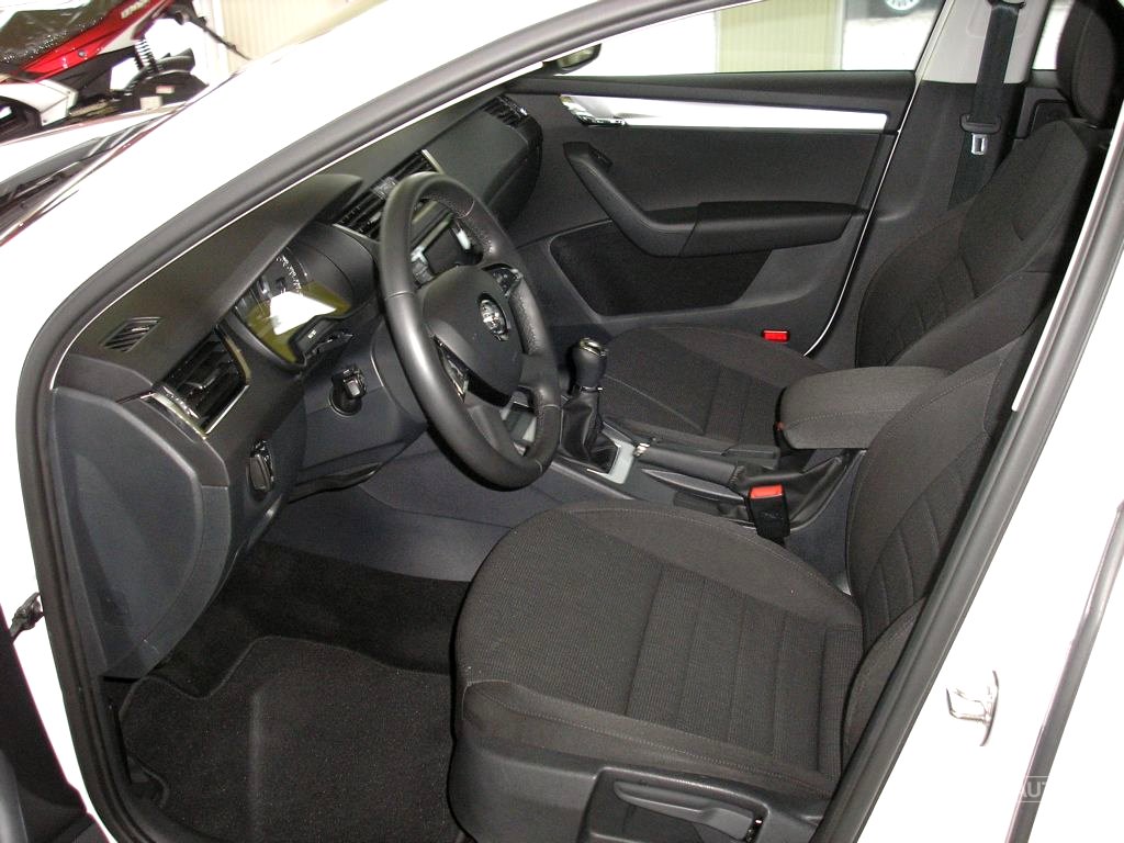 Škoda Octavia Kombi CNG, 2015 - pohled č. 9