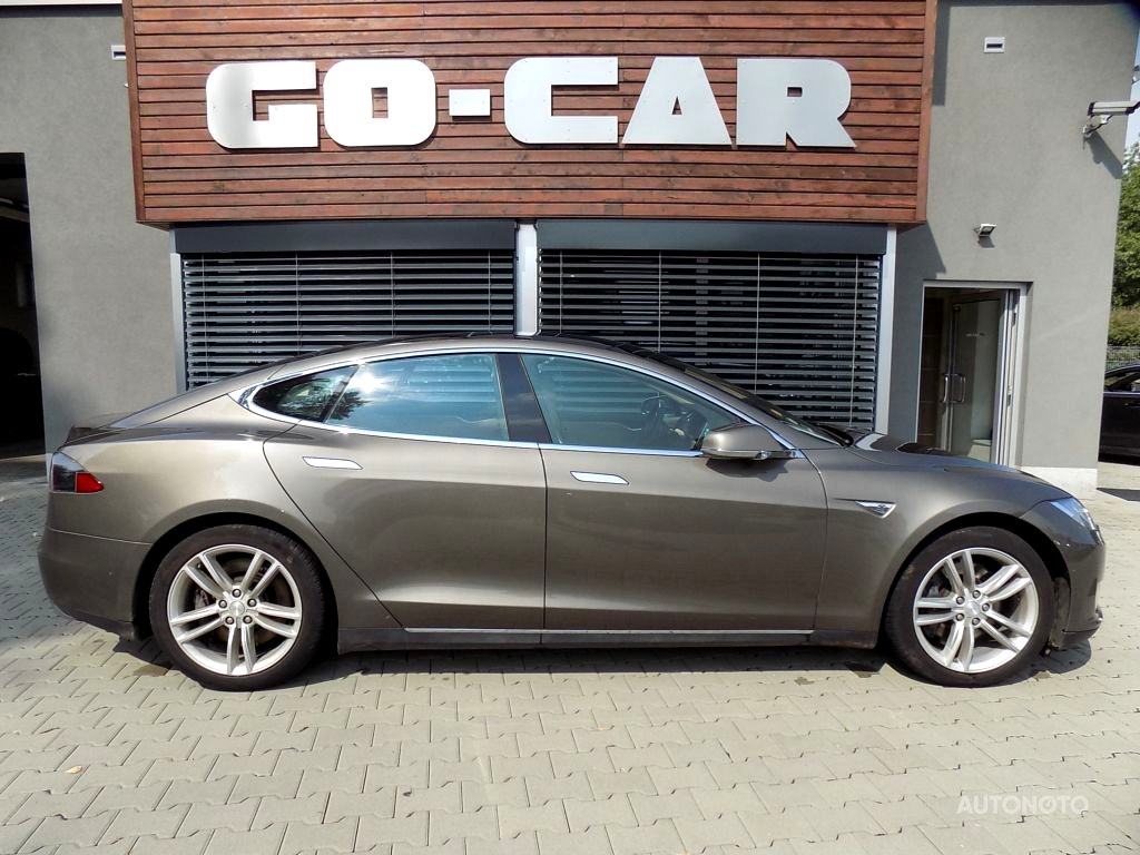 Tesla Model S, 2016 - celkový pohled