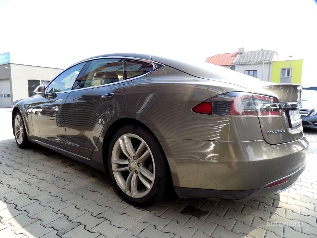 Tesla Model S, 2016 - pohled č. 3