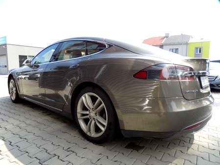Tesla Model S, 2016 - pohled č. 3