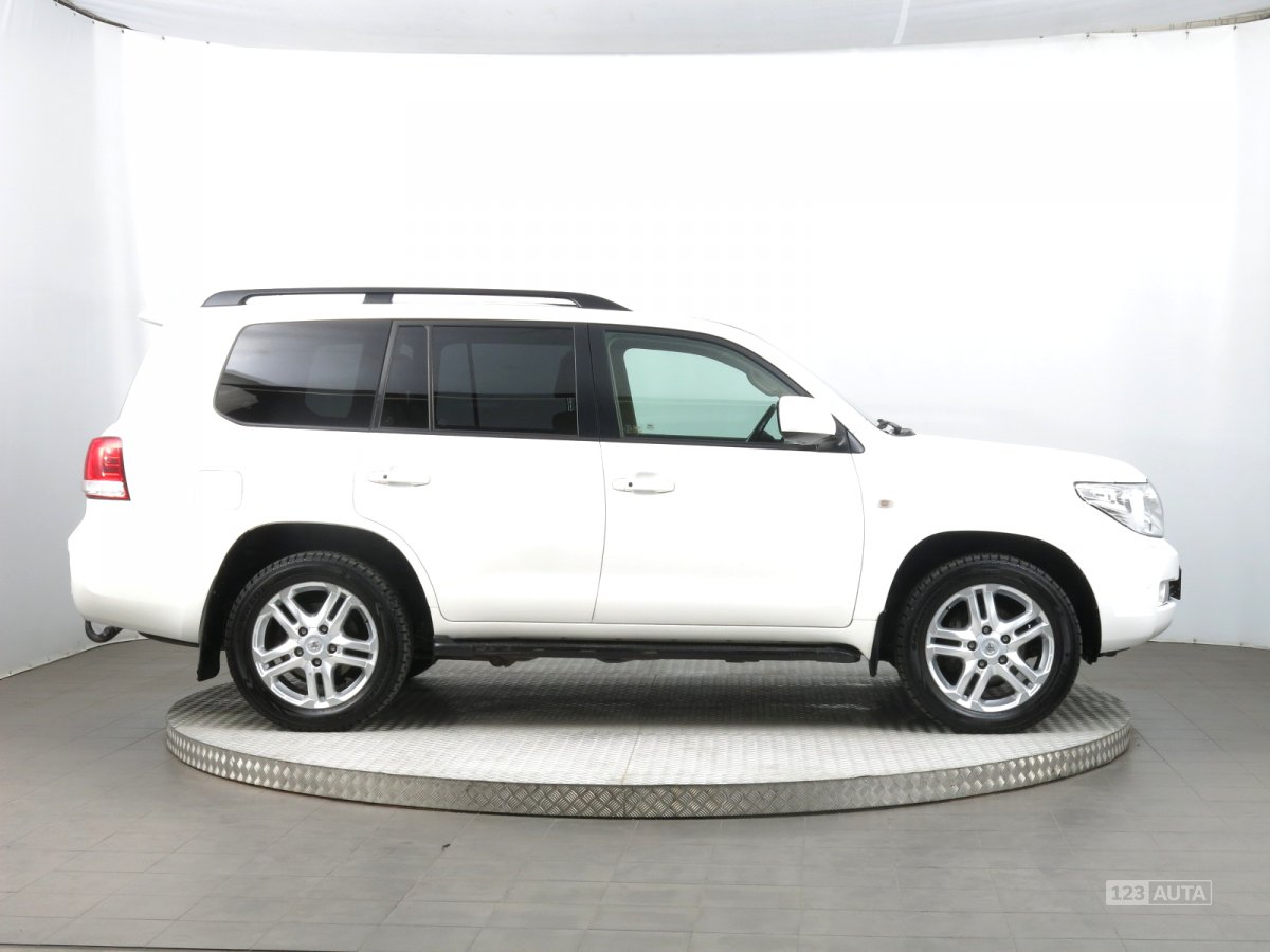Toyota Land Cruiser V8, 2010 - pohled č. 8