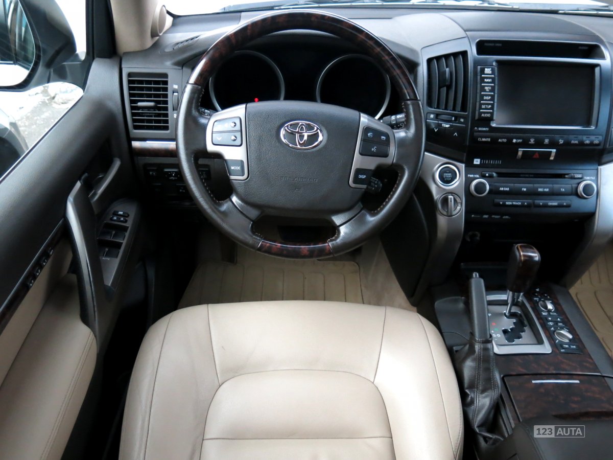 Toyota Land Cruiser V8, 2010 - pohled č. 9
