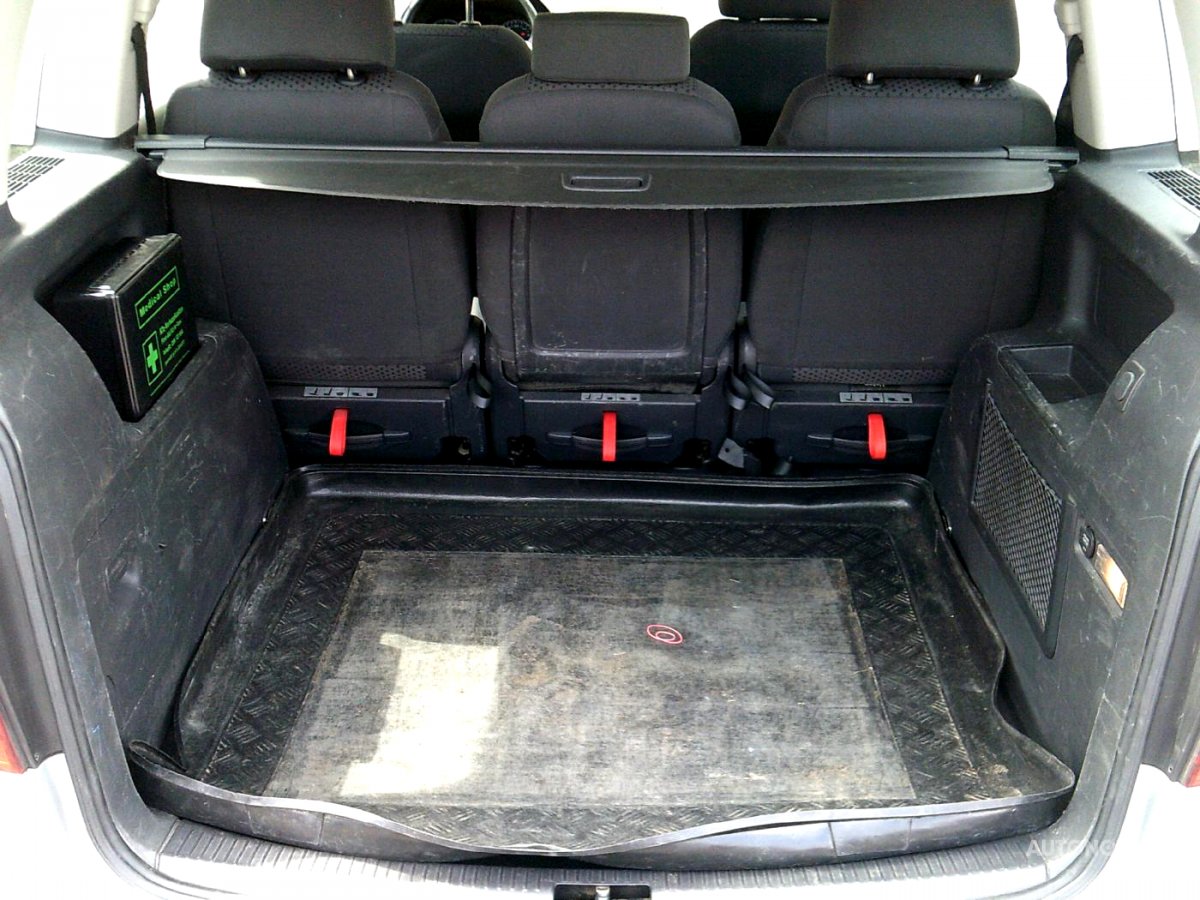 Volkswagen Touran, 2004 - pohled č. 9