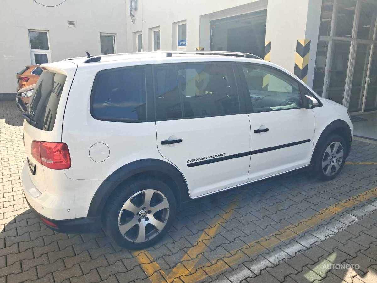 Volkswagen Touran, 2011 - pohled č. 2